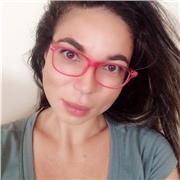 Profesora de ciencias integradas brinda clases a niños de primaria